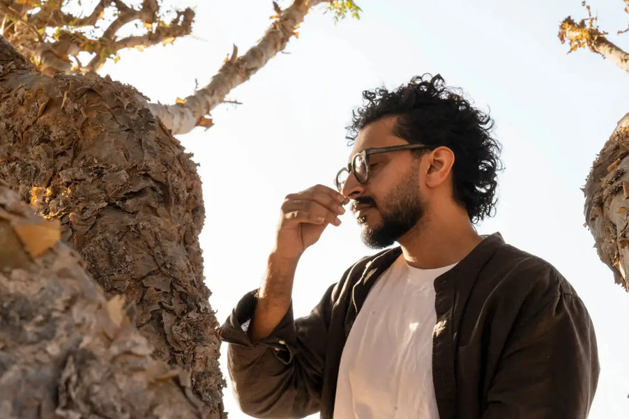 Shoaib tussen de Boswellia-bomen in Dhofar, Oman