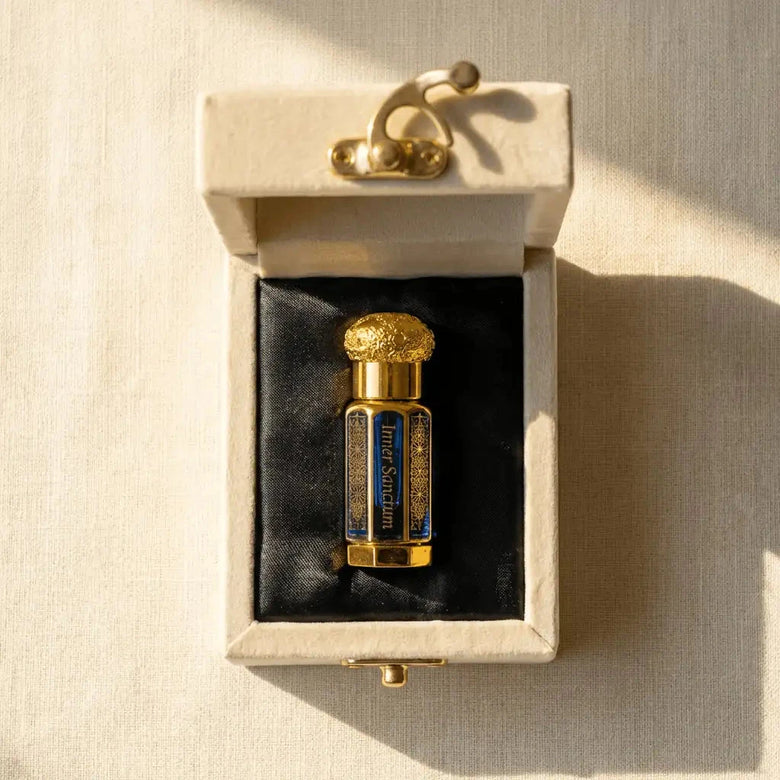 Inner Sanctum, het gouden glazen flesje in zijn fluwelen doosje