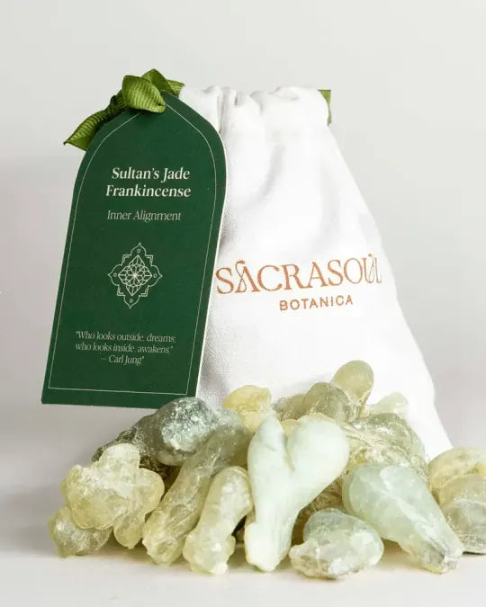 Tranen van Jade Wierook, bleekgroen en goud, opgehoopt voor een Sacrasoul Botanica-buidel met het donkergroene label Inner Alignment.